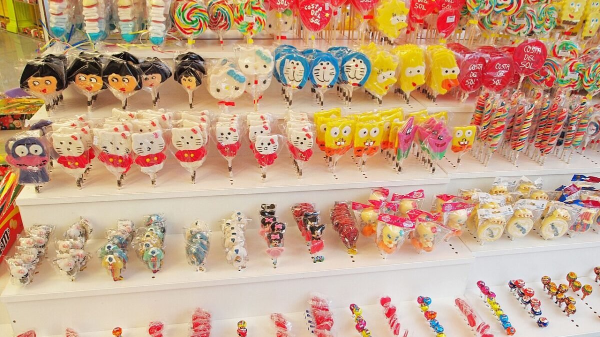 Présentoir de sucettes colorées dans une confiserie