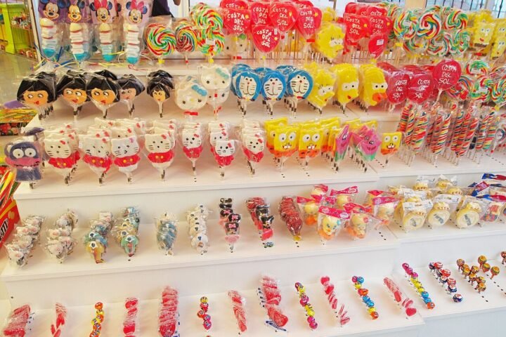 Présentoir de sucettes colorées dans une confiserie